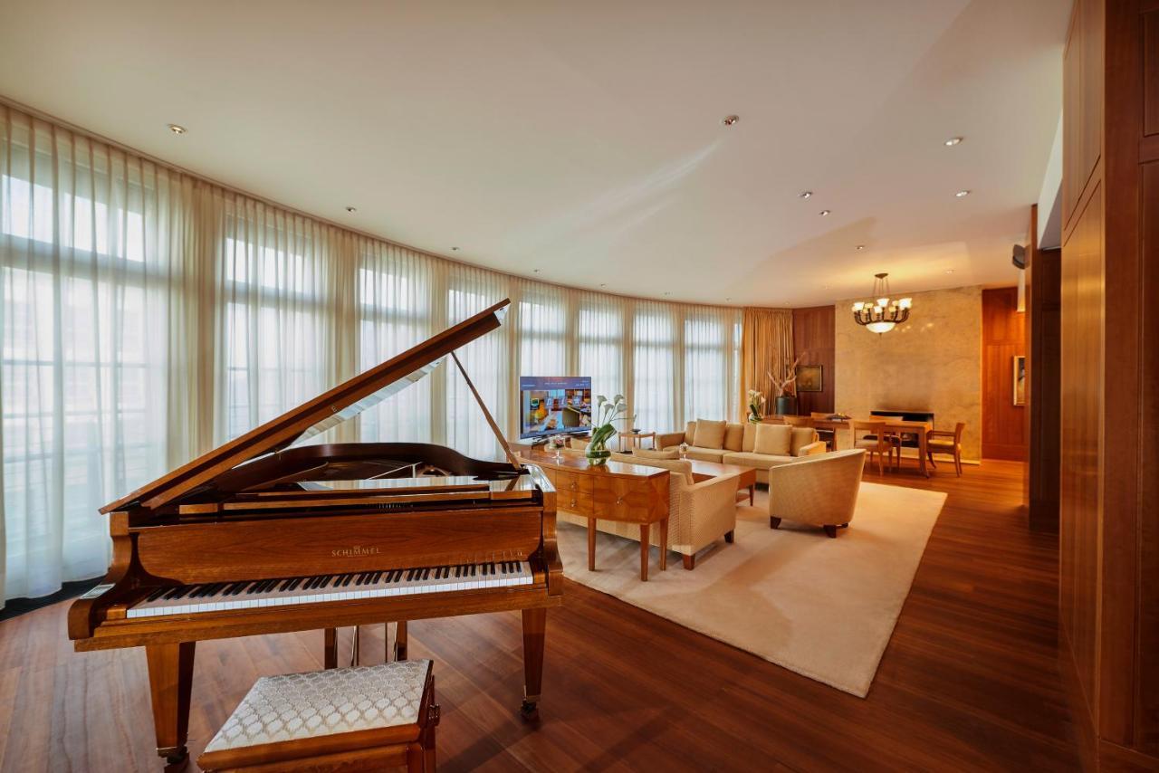 متنزه حياة هامبورغ المظهر الخارجي الصورة A living room in a suite at the Mandarin Oriental, Munich